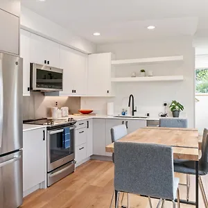 https://modern-two-story-townhouse-near-light-rail.seattlehotelsites.com